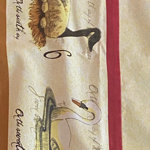 Williams Sonoma 12 days of Christmas tablecloth 72 x 82 inches cream red - Picture 4 of 8